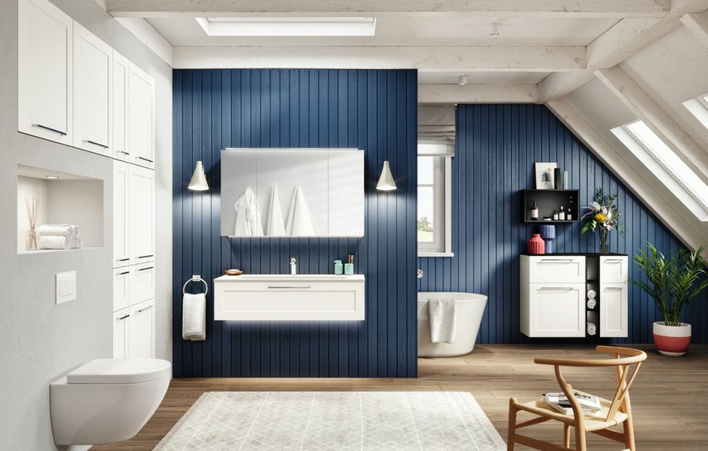 Beispielhafte Badgestaltung mit blauer Wandvertäfelung. und weissen Möbeln